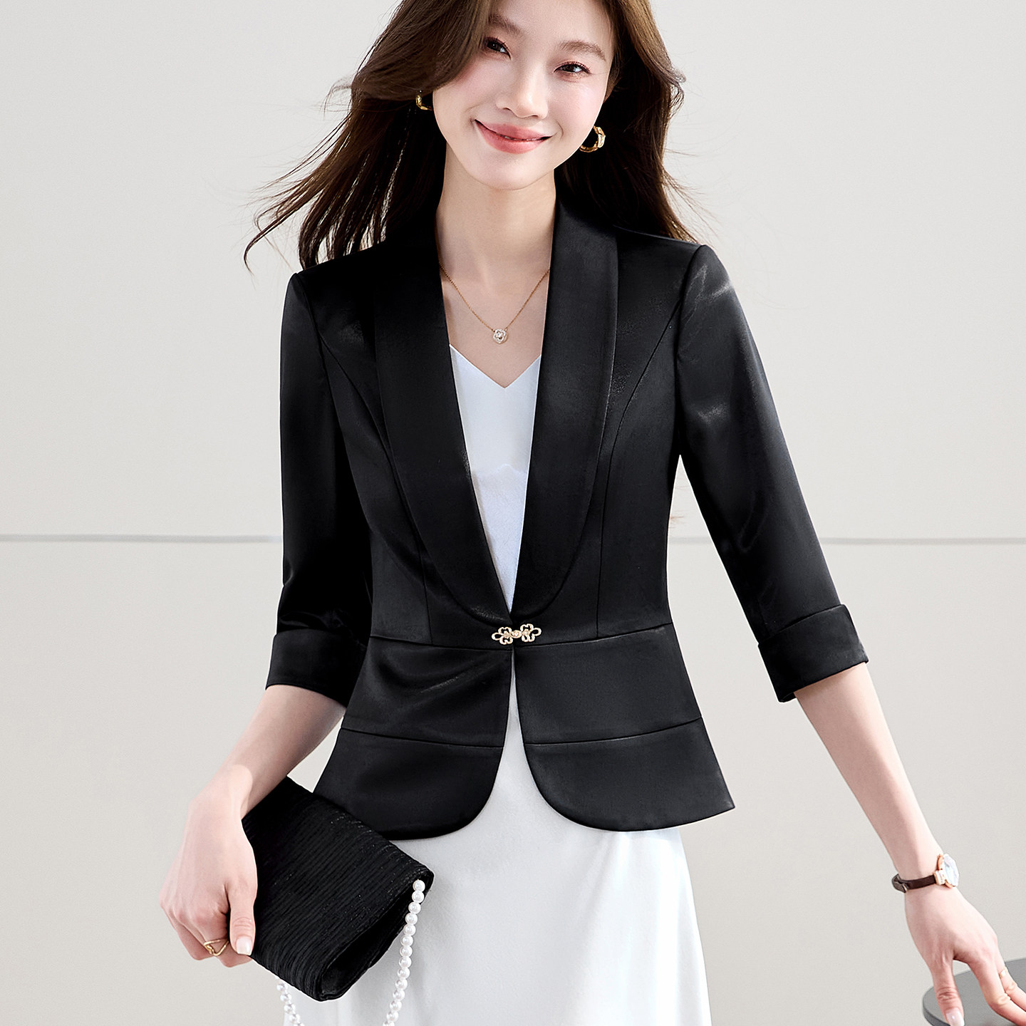 黑色缎面短款小西装外套女春夏薄款修身显瘦休闲百搭气质中袖西服