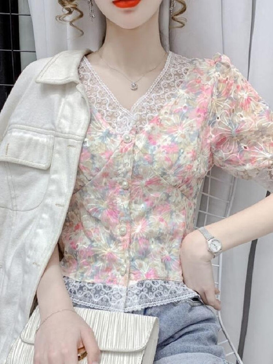 2024 여성을위한 여름 새 꽃 셔츠 한국 스타일 V 넥 세련된 디자인 레이스 탑 인 트렌드