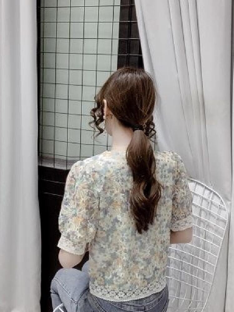 2024 여성을위한 여름 새 꽃 셔츠 한국 스타일 V 넥 세련된 디자인 레이스 탑 인 트렌드