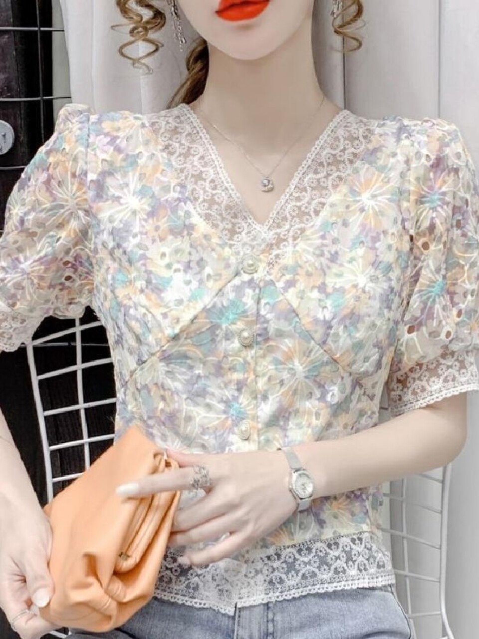 2024 여성을위한 여름 새 꽃 셔츠 한국 스타일 V 넥 세련된 디자인 레이스 탑 인 트렌드