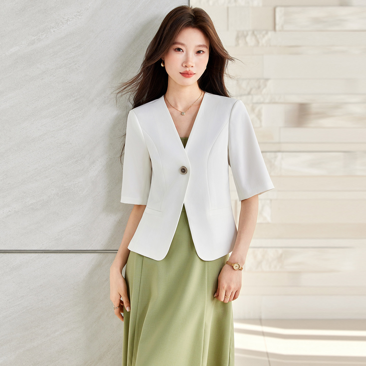 白色小西装外套女夏季薄款高级感气质中袖休闲小个子短款西服上衣