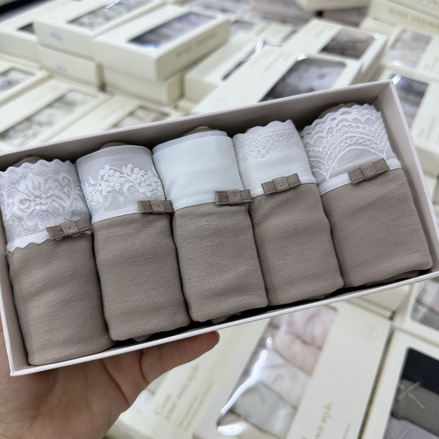 款粉底液色系蕾丝边中腰包臀内裤