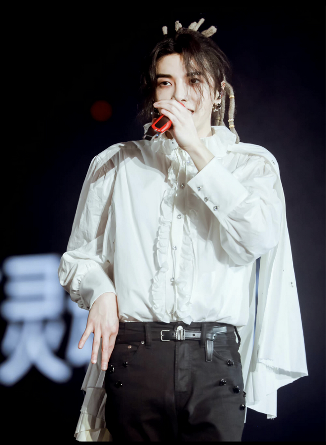 花花演唱会同款长袖木耳边衬衫