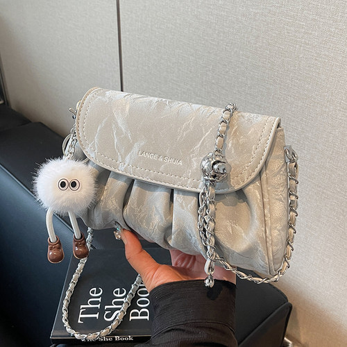 今年流行爆款褶皱链条云朵腋下包