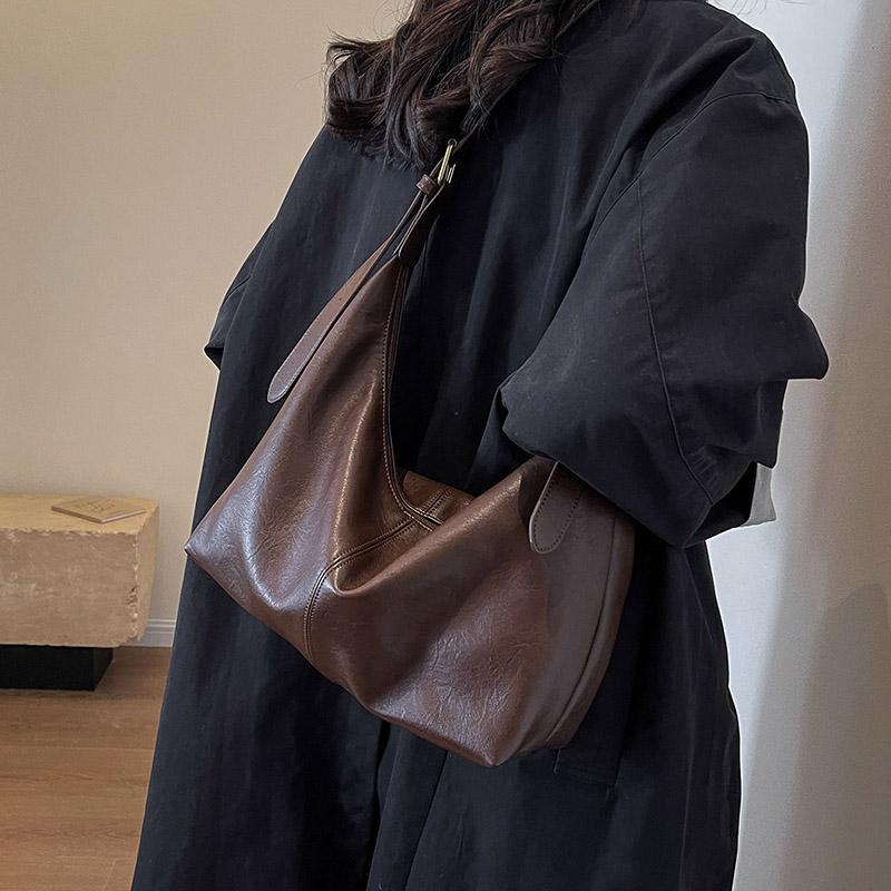 秋冬高级感复古软皮大容量包包女2024新款通勤饺子包百搭斜挎包潮