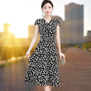 雪纺连衣裙女2026夏季新款V领收腰气质显瘦百搭小雏菊碎花长裙子