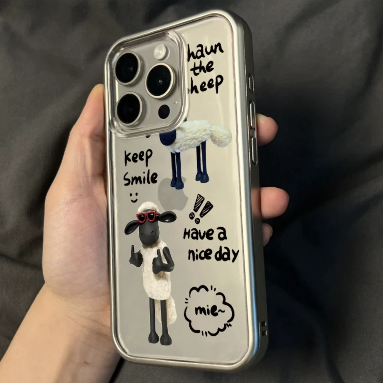 酷酷点赞小羊玩偶适用苹果15promax原色手机壳新款iPhone14创意13个性情侣款15pro可爱公仔银边框保护套