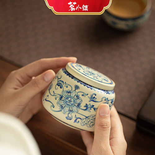 青花瓷中式复古莲花纹茶罐