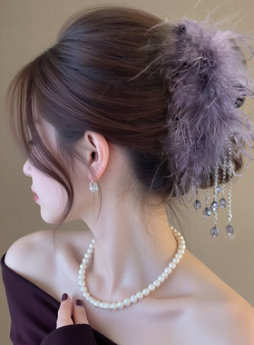 2025新款紫色鸵鸟毛流苏抓夹女高级感秋冬羽毛鲨鱼夹盘发头饰发饰
