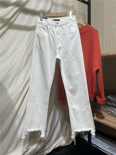 白色无弹小直筒不规则拉丝牛仔裤