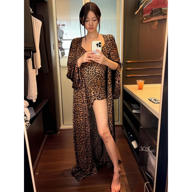 气质高级感豹纹缎面冰丝睡衣女夏款纯欲开衫吊带短裤家居服三件套