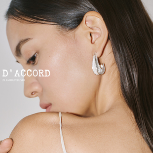 现货26SS新款DACCORD果棱窄版J形银白色清冷高级感耳环耳钉