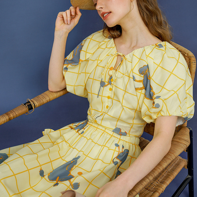 上衣咖沫2024夏季印花泡泡袖设计