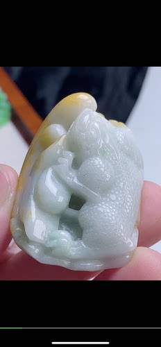 40.9-29.4-17.5mm, 黄翡巧雕金蟾吊坠，天然翡翠A货aaa6727八