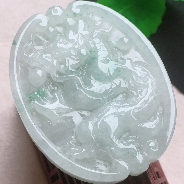 水头十足 飘蓝花手工巧雕老坑种A货翡翠 龙牌挂件带证书