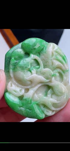 52.5-44.9-8.6mm,飘绿巧雕如意有鱼吊坠，天然翡翠A货aaa685 十二