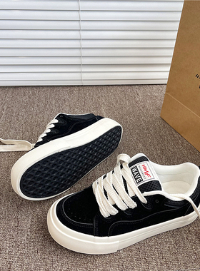 港风女鞋黑色爆款复古小众面包板鞋女2025冬季新款学生休闲运动鞋