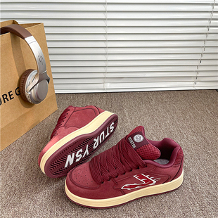 鞋子男酒红色2026春季新款学生港风厚底百搭面包鞋女ins休闲板鞋