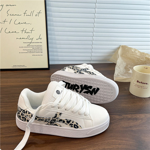 易少年 港风小白鞋子ins潮2026春季新款学生板鞋百搭休闲面包鞋女