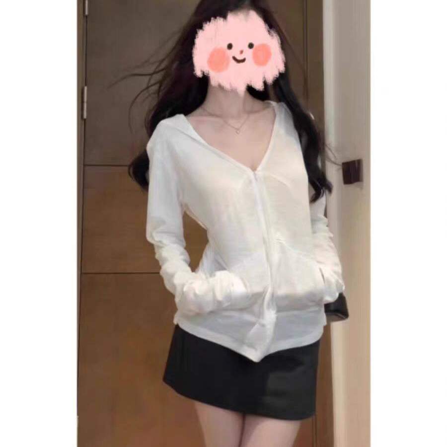 极简风白色连帽拉炼防晒