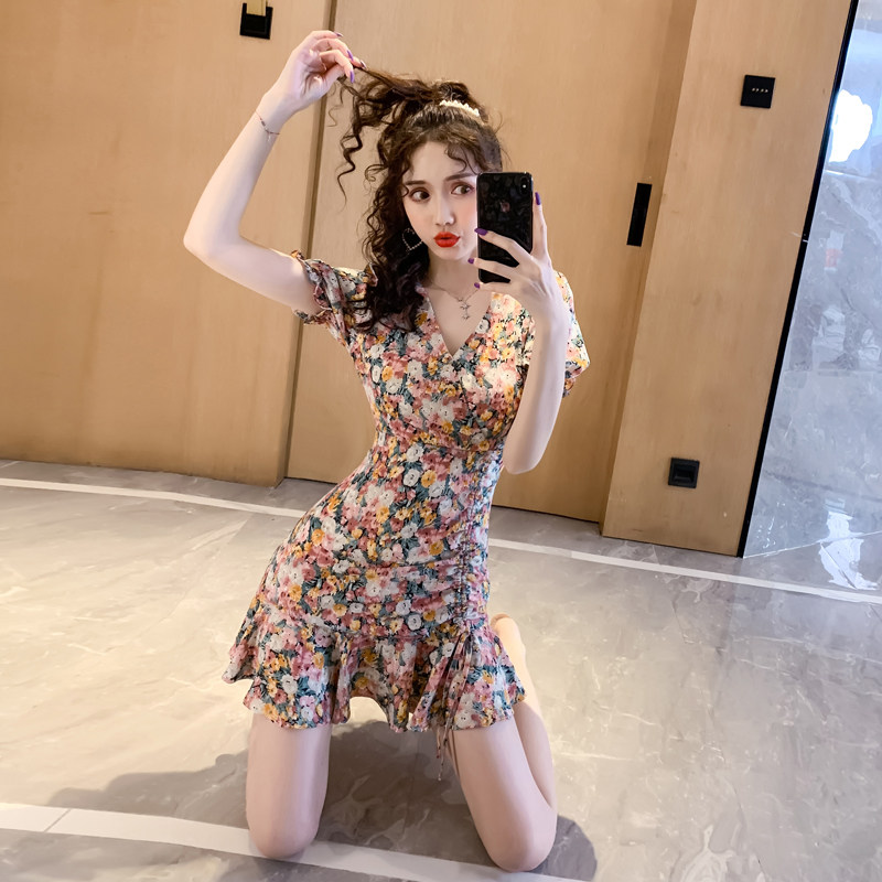 山本挖空v领赫本风碎花连衣裙女2020新款收腰显瘦雪纺裙子气质夏