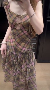 芷汀「巴黎画报」纯欲镂空收腰格纹裙女夏复古不规则海边度假裙