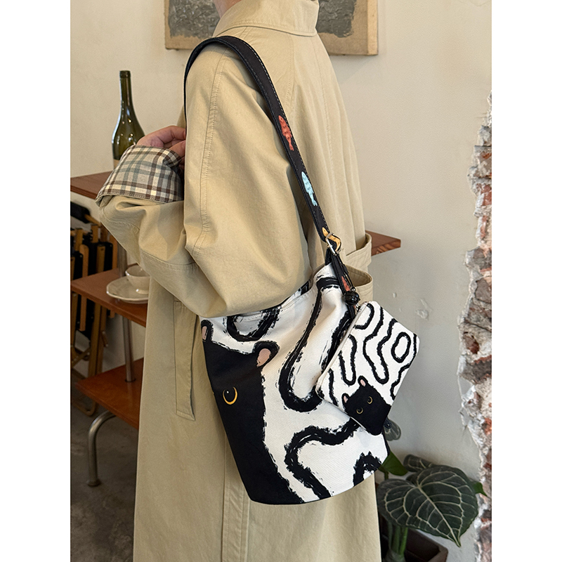 韩系慵懒风休闲水桶包新款大容量猫咪单肩包小众设计感斜挎包