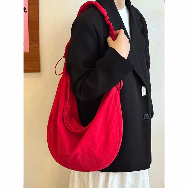 韩系褶皱抽绳云朵包女新款大容量慵懒风单肩斜挎包百搭通勤包包