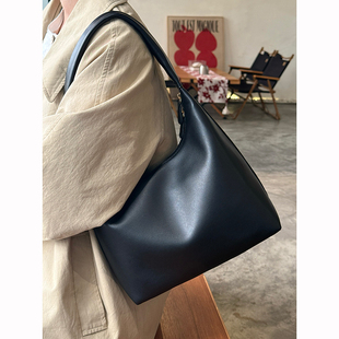 韩国软皮小众休闲手提单肩包包女2025新款慵懒风简约单肩腋下包