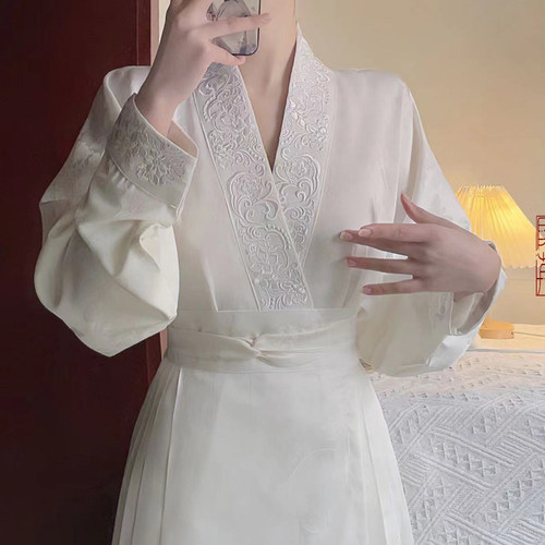 新中式国风绣花上衣通勤原创汉服马面交领中式飞机袖日常改良新款