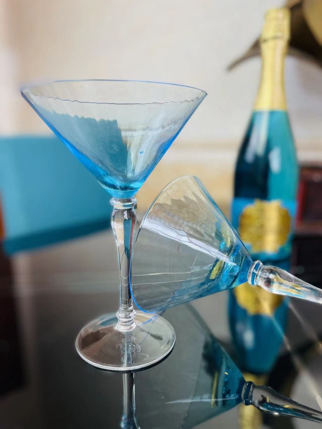 蓝色渐变色鸡尾酒杯一支