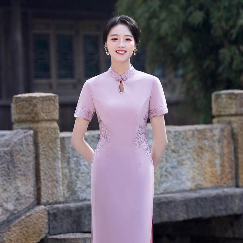 婚礼妈妈礼服旗袍年轻款粉色显白