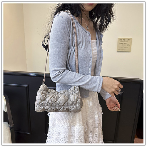 卡米仑30号枕包云朵包女包韩版手机包泡泡羽绒棉服包休闲单肩斜挎