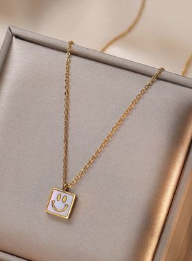 钛钢项链法式方牌笑脸日韩时尚简约ins小众设计直播同款吊坠ins风