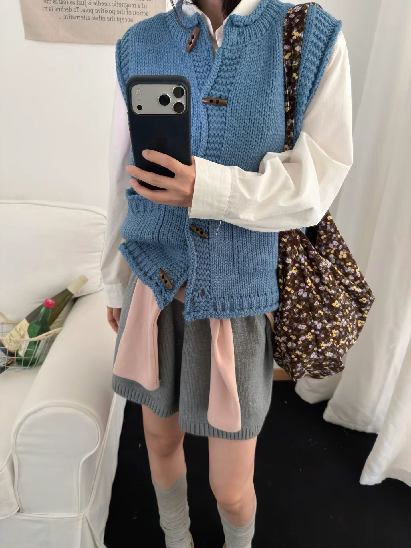 卷边圆领牛角扣开衫针织马甲女秋季新款宽松叠穿粗线毛衣背心上衣