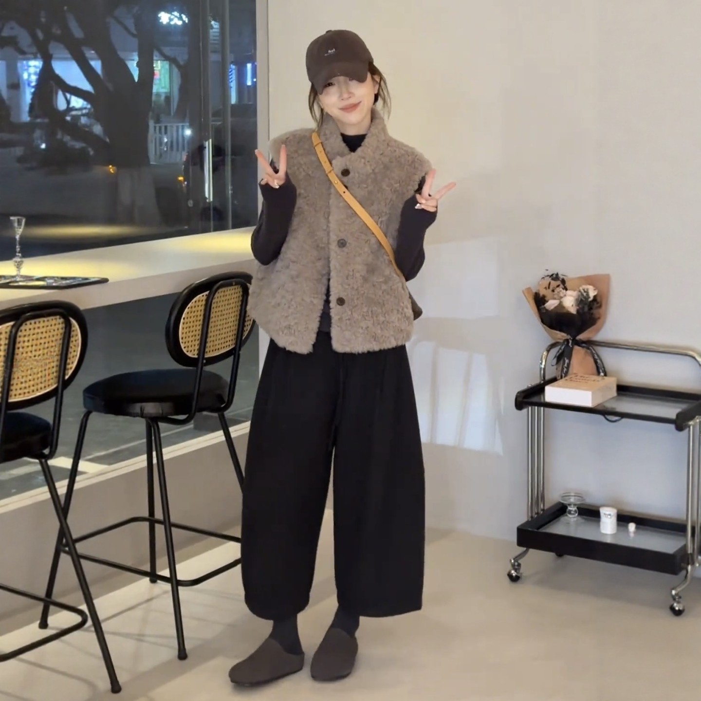 今年流行超好看立领羊羔毛马甲女2025冬季爆款时尚洋气无袖短外套,女装/女士精品,马夹,淘宝优惠券,粉丝福利购,淘宝优惠卷