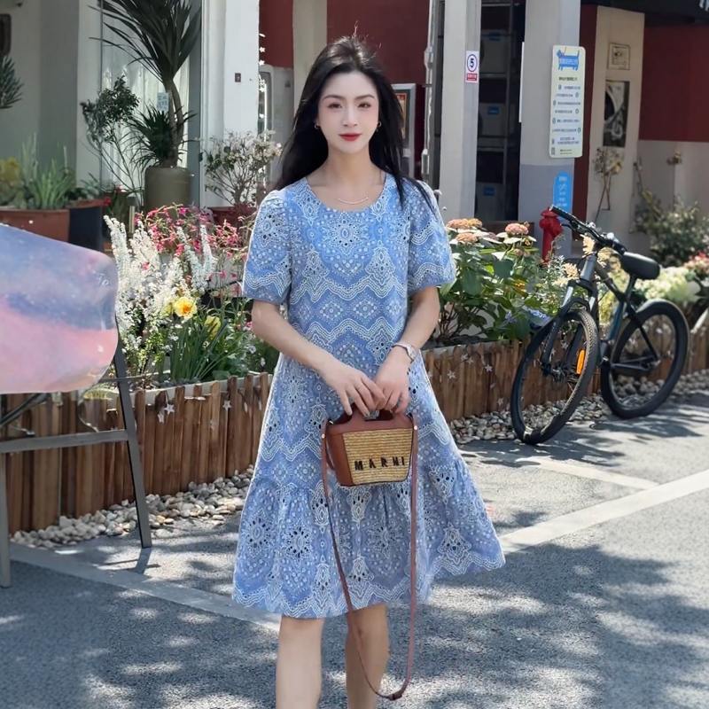 高级感镂空刺绣时尚连衣裙女2025夏季新款遮肚显瘦中长款A字裙子