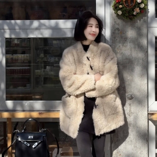 今年流行设计感羊羔毛外套女装冬季韩系时尚超好看保暖中长款外套