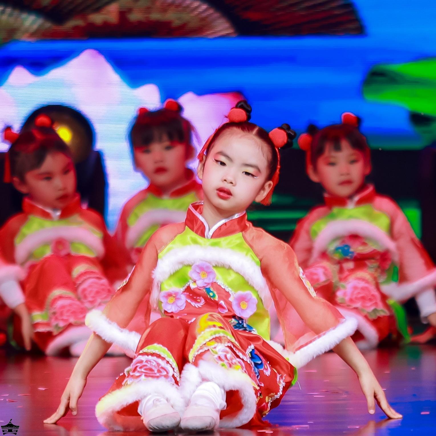 元旦喜庆红红的中国结演出服福娃闹新春舞蹈服表演道具灯笼中国结