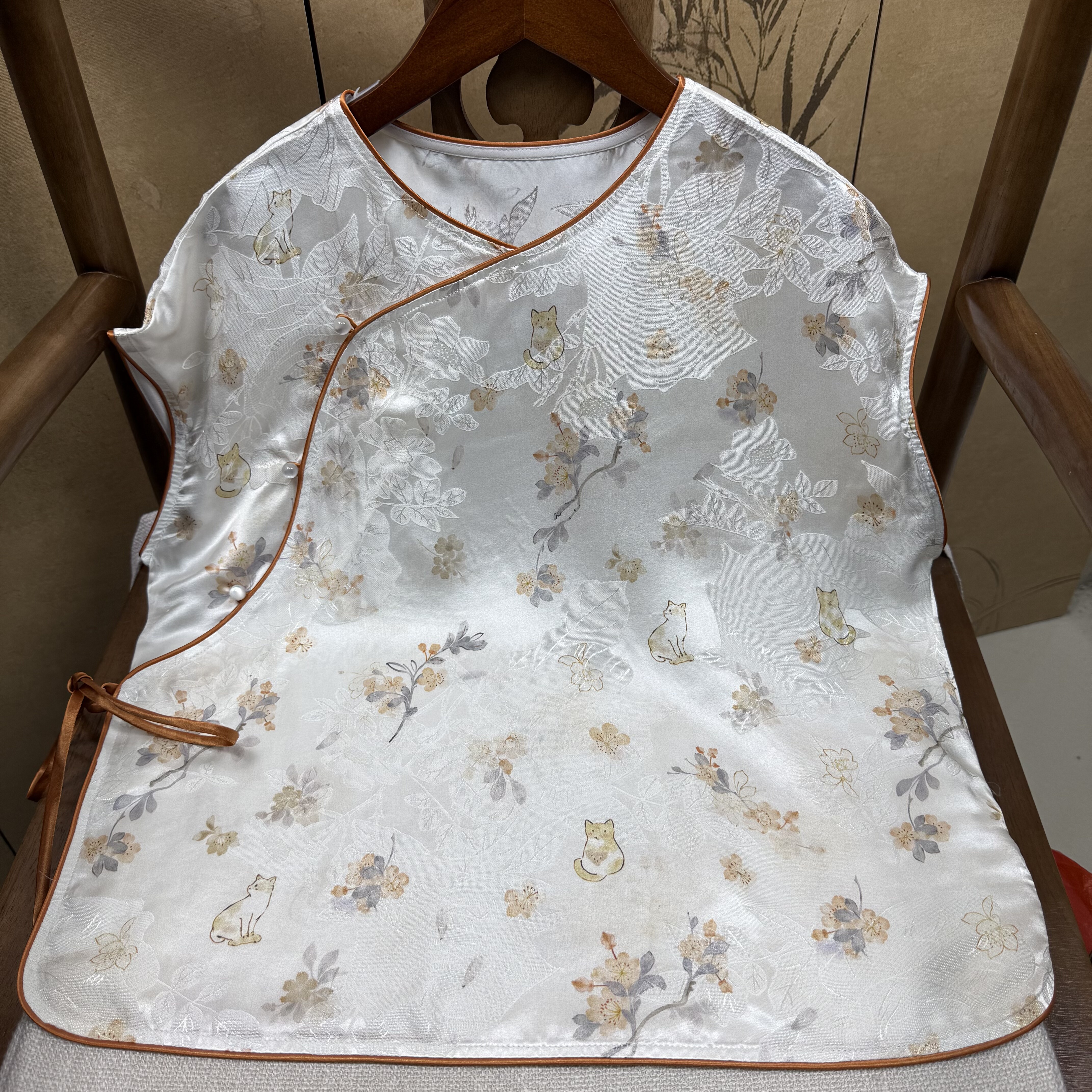 100%桑蚕丝30姆米小猫咪提花缎开襟落肩短袖毛衫真丝上衣气质无袖