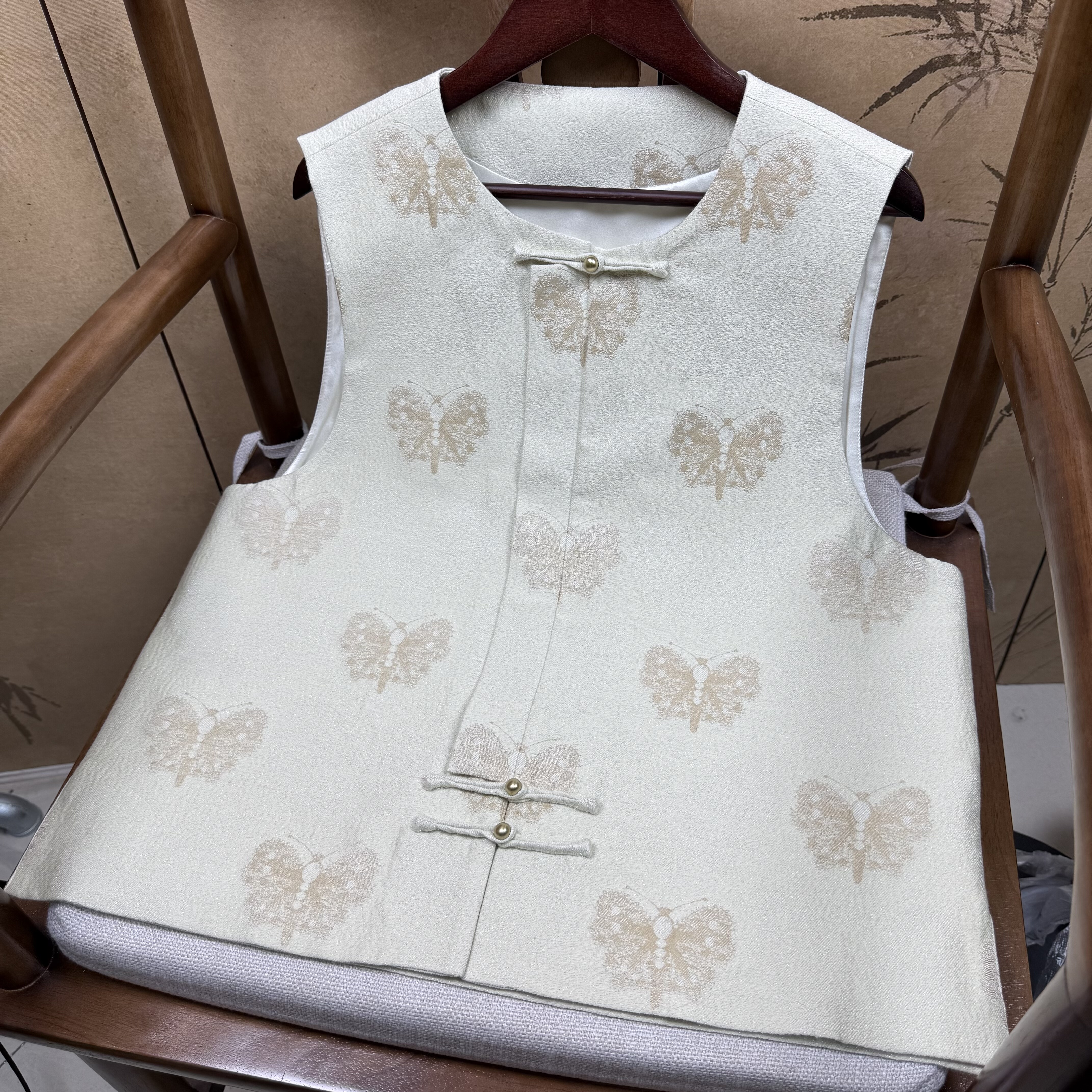 上久楷品牌丝羊毛50姆米白色黑金蝴蝶底纹精致盘扣马甲国风秋季