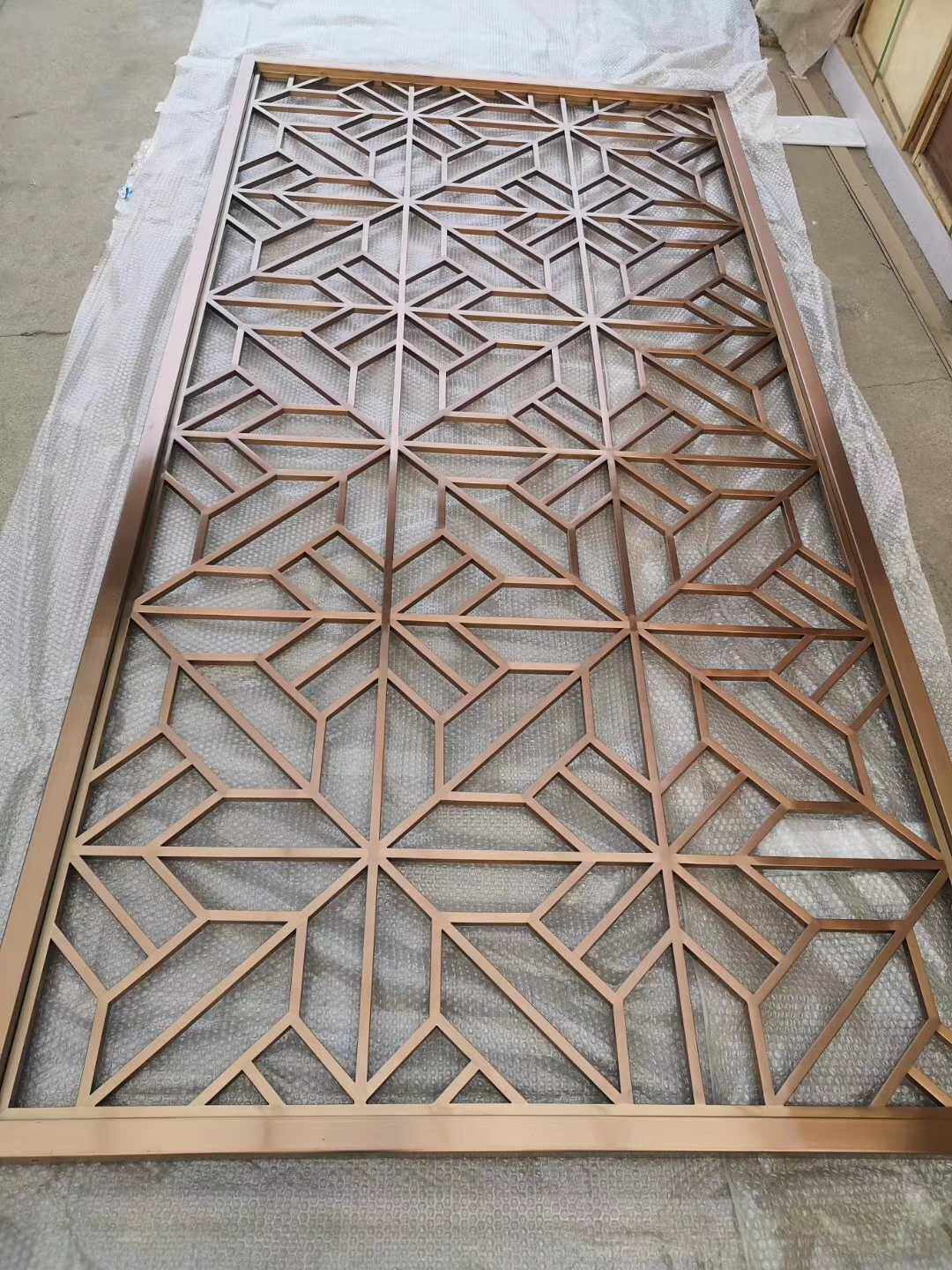 Stainless steel screen partition Hollow carved metal modern simple titanium alloy living room Hotel custom new Chinese style entrance