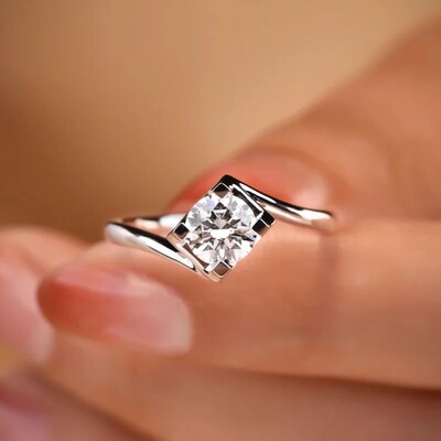 S925纯银莫桑石戒指牛头钻戒45分单钻扭臂光臂简约百搭四爪指环女