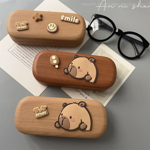 2025年秋冬新品可爱卡皮巴拉便携框架防压收纳复古木纹抗压眼镜盒