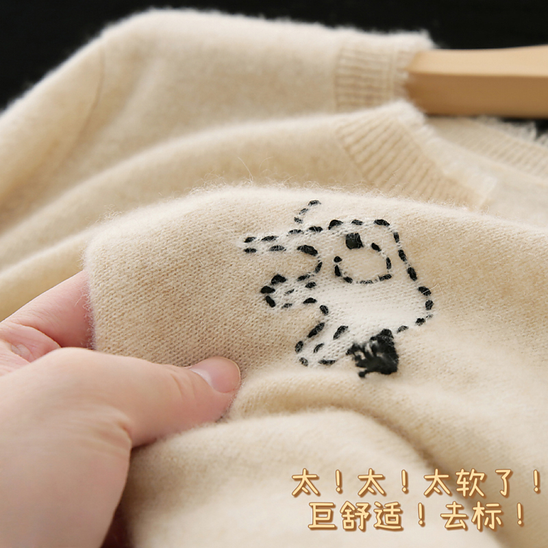 纯纯纯！MIU小姐！看着普通，但却莫名的显贵气！羊绒圆领开衫女