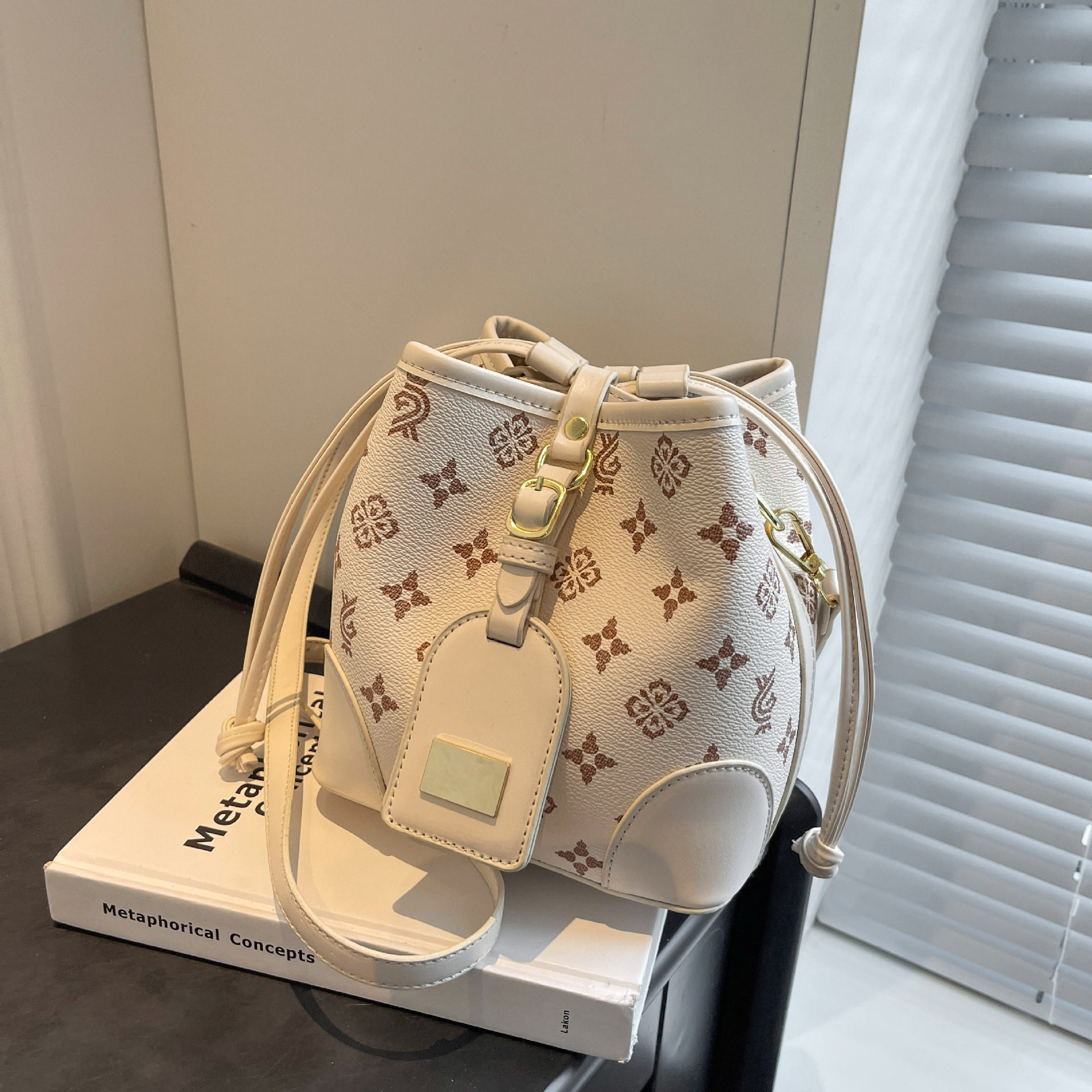 港风复古设计包包女2025新款潮时尚老花斜挎水桶包撞色质感单肩,箱包皮具/热销女包/男包,水桶包,淘宝优惠券,粉丝福利购,淘宝优惠卷