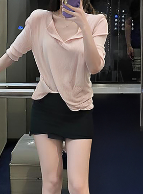 图图小有名气的韩系慵懒防晒领口开衩长袖上衣+自制黑色半身裙