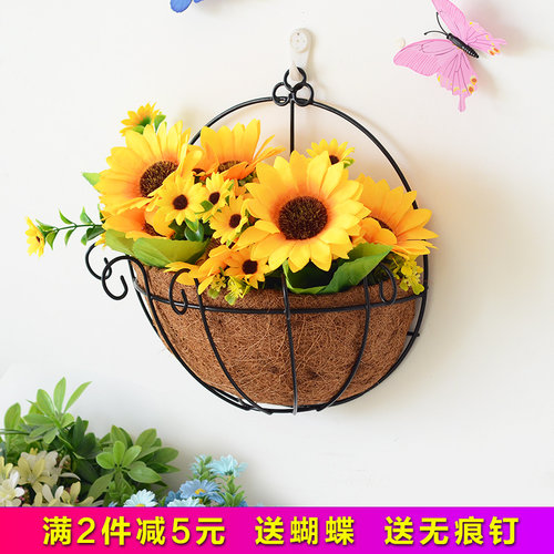 北欧藤编客厅装饰墙上花篮