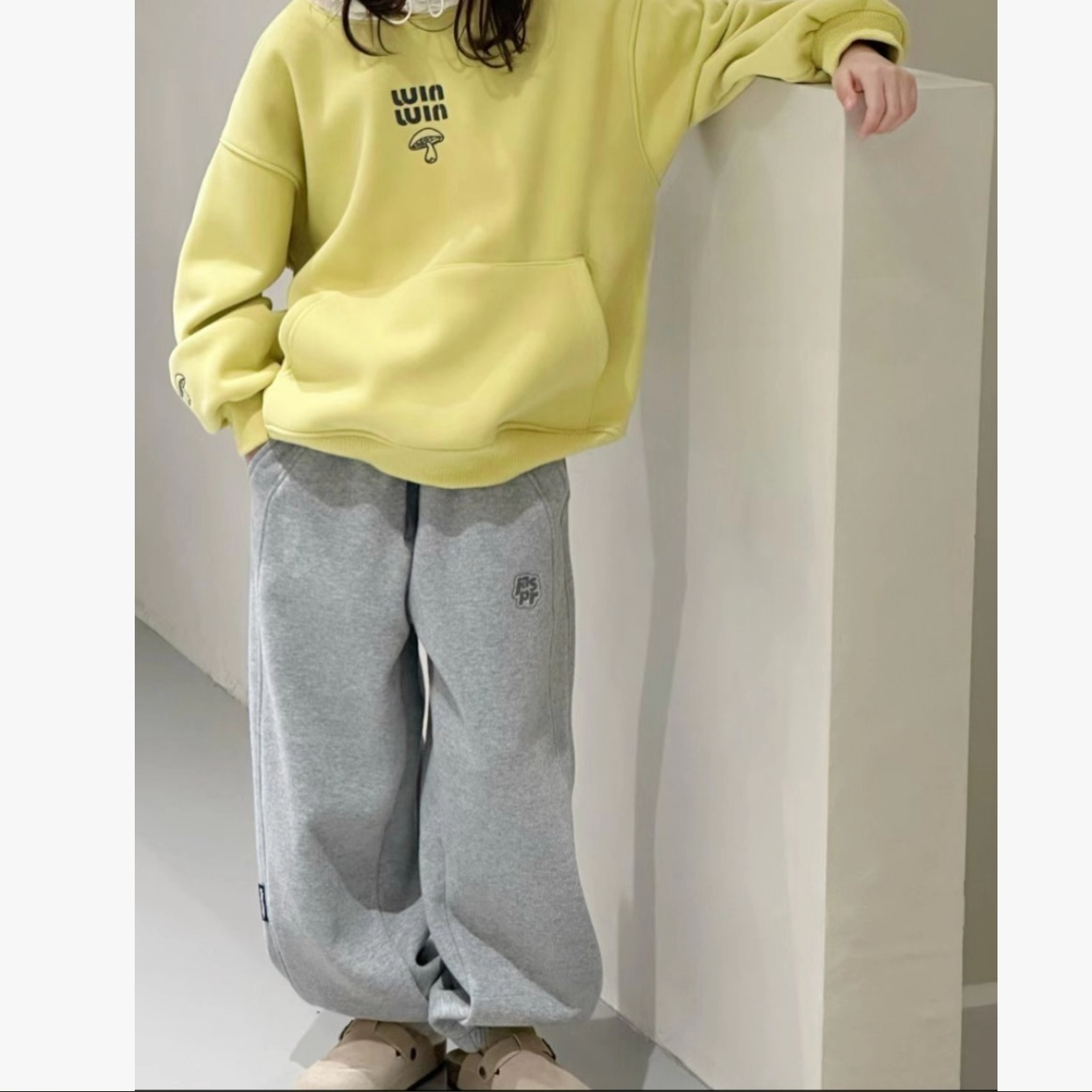 YL 880165 P字母一体绒运动裤