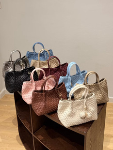 泰国正品 Sugarmonday 2026双球装饰含内袋编织手提包斜挎包